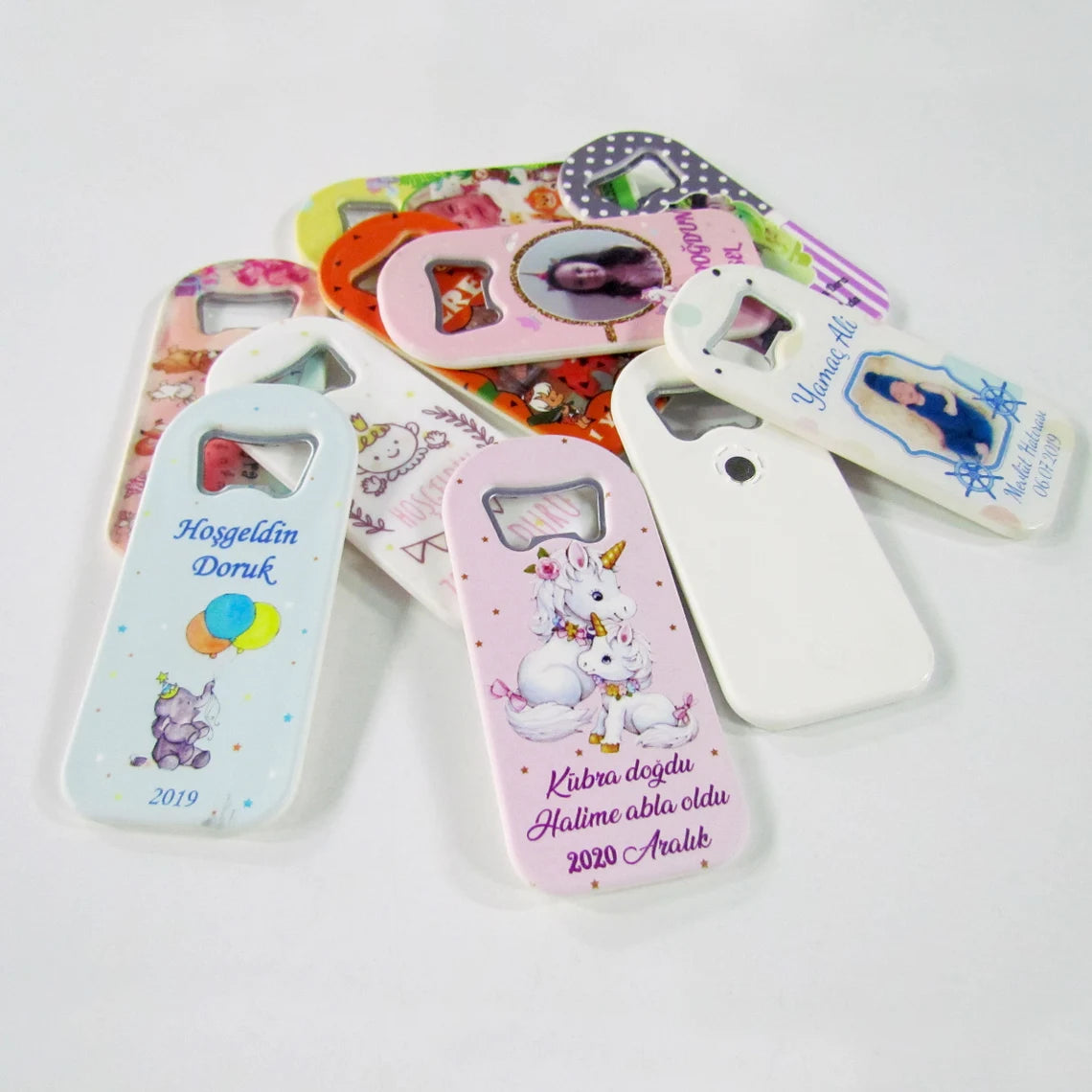 Baby shower guest gift set featuring a personalized magnet and bottle opener with 48 unique designs, perfect for celebrating your special day.