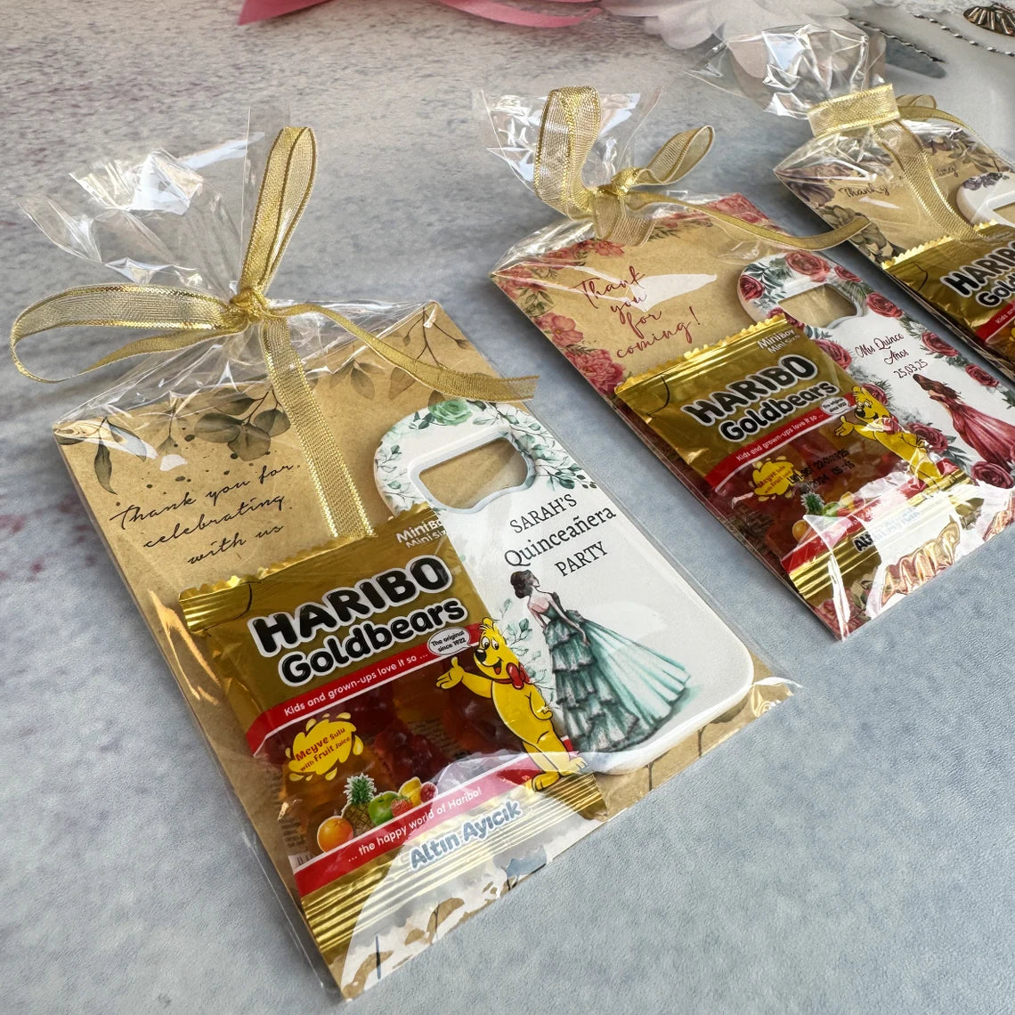 Quinceañera party gift pack including a personalized magnet, card, and gummy treats, perfect for celebrating your special occasion.