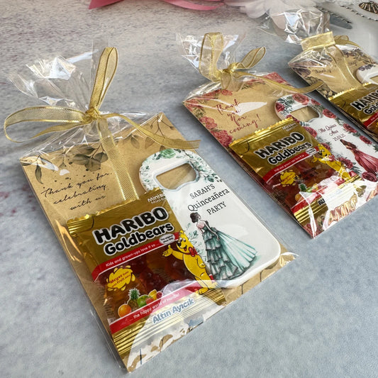 Quinceañera party gift pack including a personalized magnet, card, and gummy treats, perfect for celebrating your special occasion.