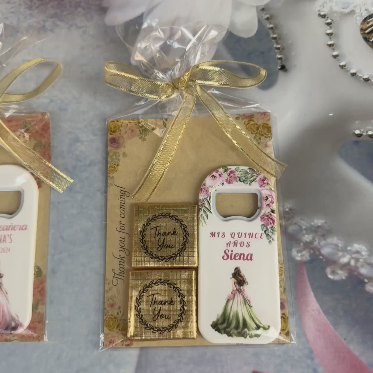 Quinceañera party souvenirs featuring a personalized magnet, card, and two delicious chocolates, perfect for thanking your guests.